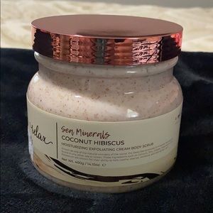 Sea Mineral by Manna Kadar Body Scrub